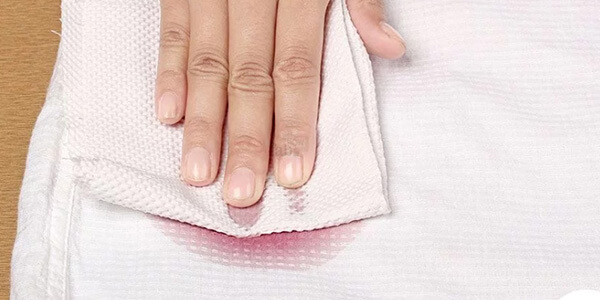 Mẹo loại bỏ vết bẩn của rượu vang trên thảm dễ dàng