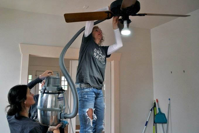 Hướng dẫn cách vệ sinh quạt trần đơn giản hiệu quả (5)