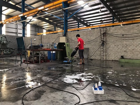 ve-sinh-nha-xuong-thuong-xuyen