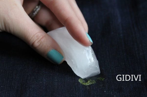 7-cach-giai-cuu-quan-ao-dinh-ba-cao-su