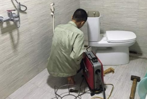 nhân viên thi công thông cống nghẹt